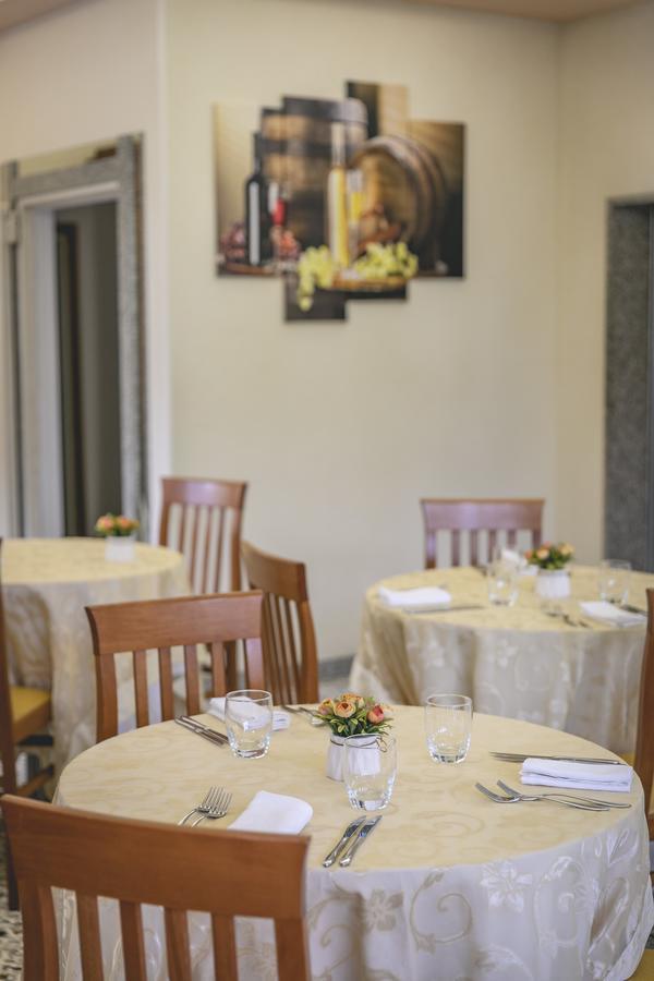 Hotel Del Falco Cervia Exteriör bild